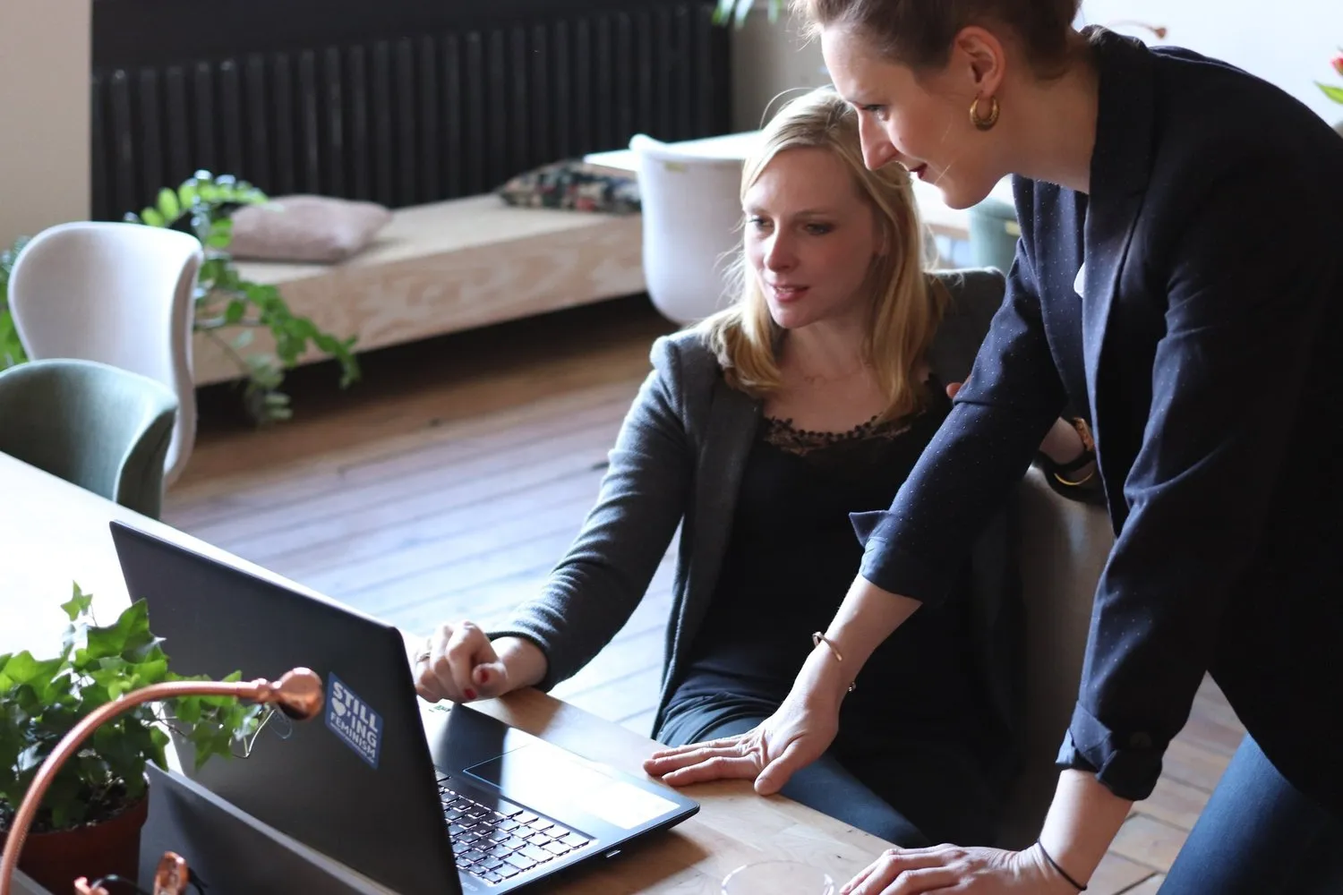 How to Give Good Feedback at Work with Examples